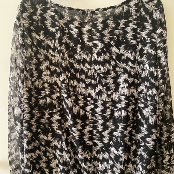 VINCE CAMUTO Women’s Long Sleeves Faux-Wrapped Printed Tops - Picture 5 of 5